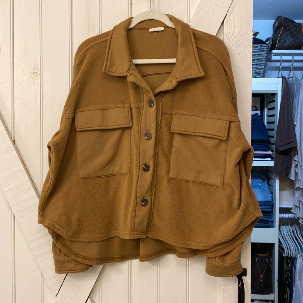 Cute and comfy camel shacket 🤎